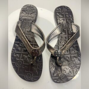 Tory Burch Thora pewter snakeskin leather flat thong sandals size 8 summer beach